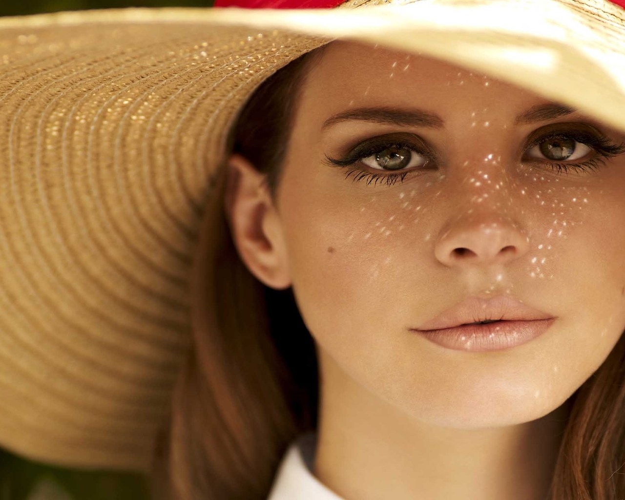Lana Del Rey Hat for 1280 x 1024 resolution