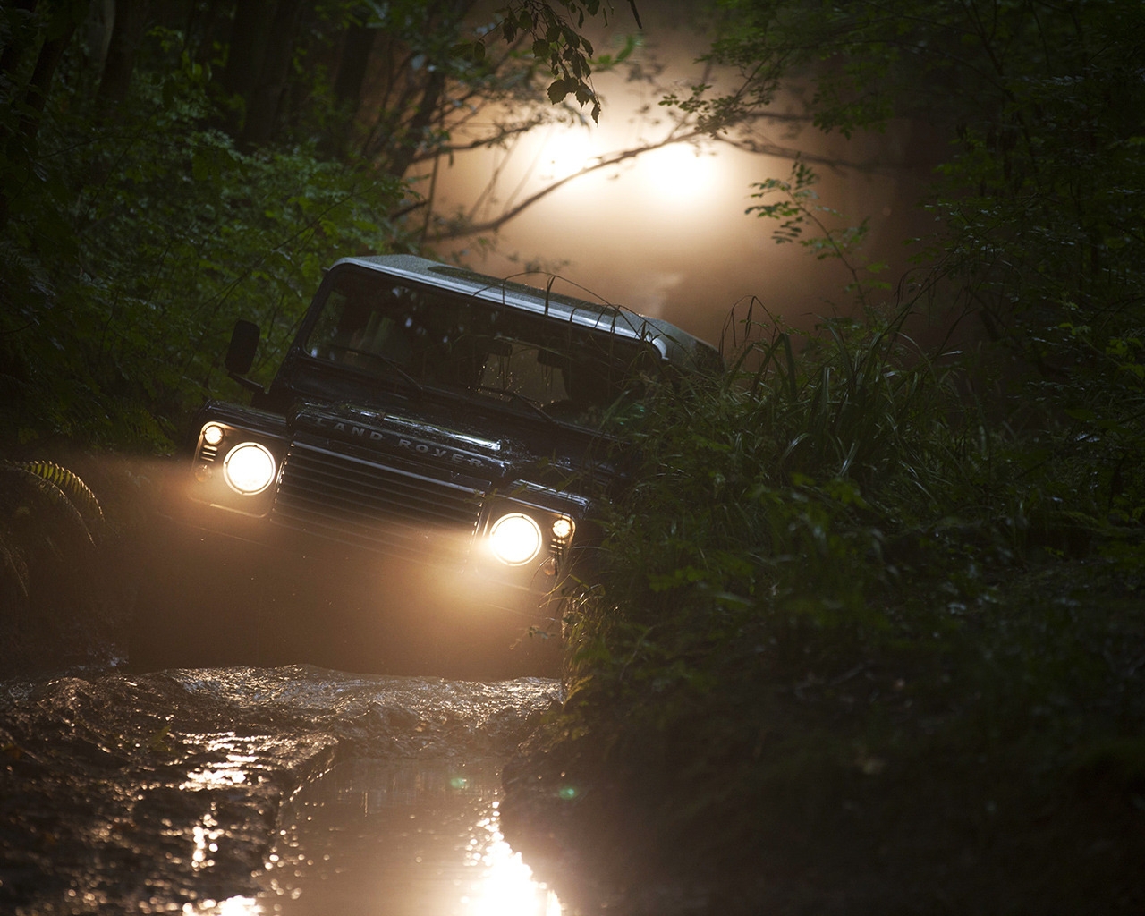 Land Rover Defender Off Road for 1280 x 1024 resolution