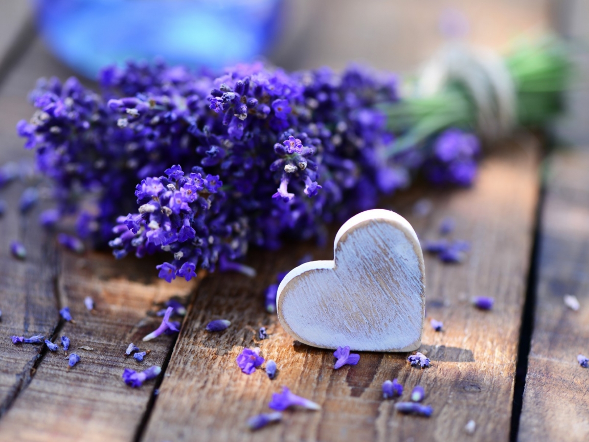 Lavender and Heart for 1152 x 864 resolution