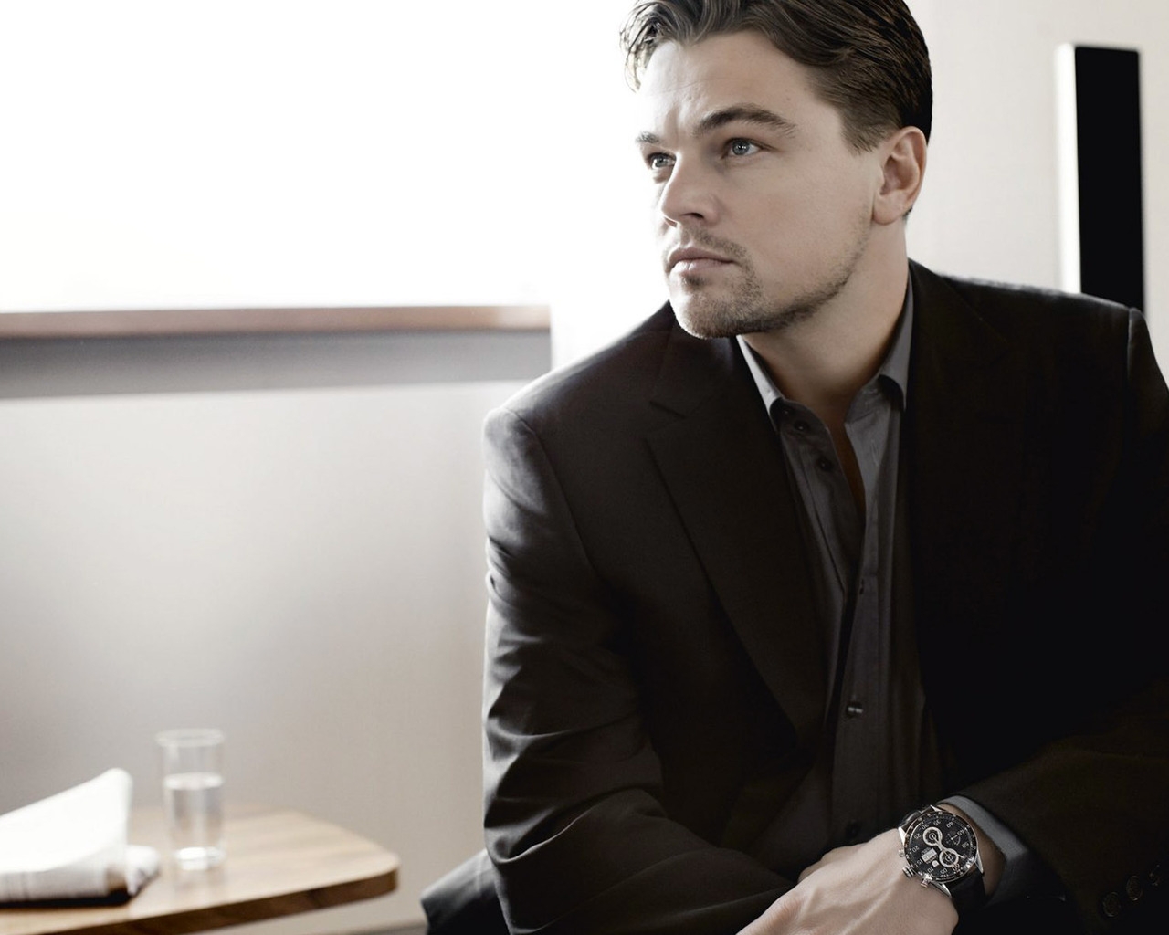 Leonardo DiCaprio in Black for 1280 x 1024 resolution