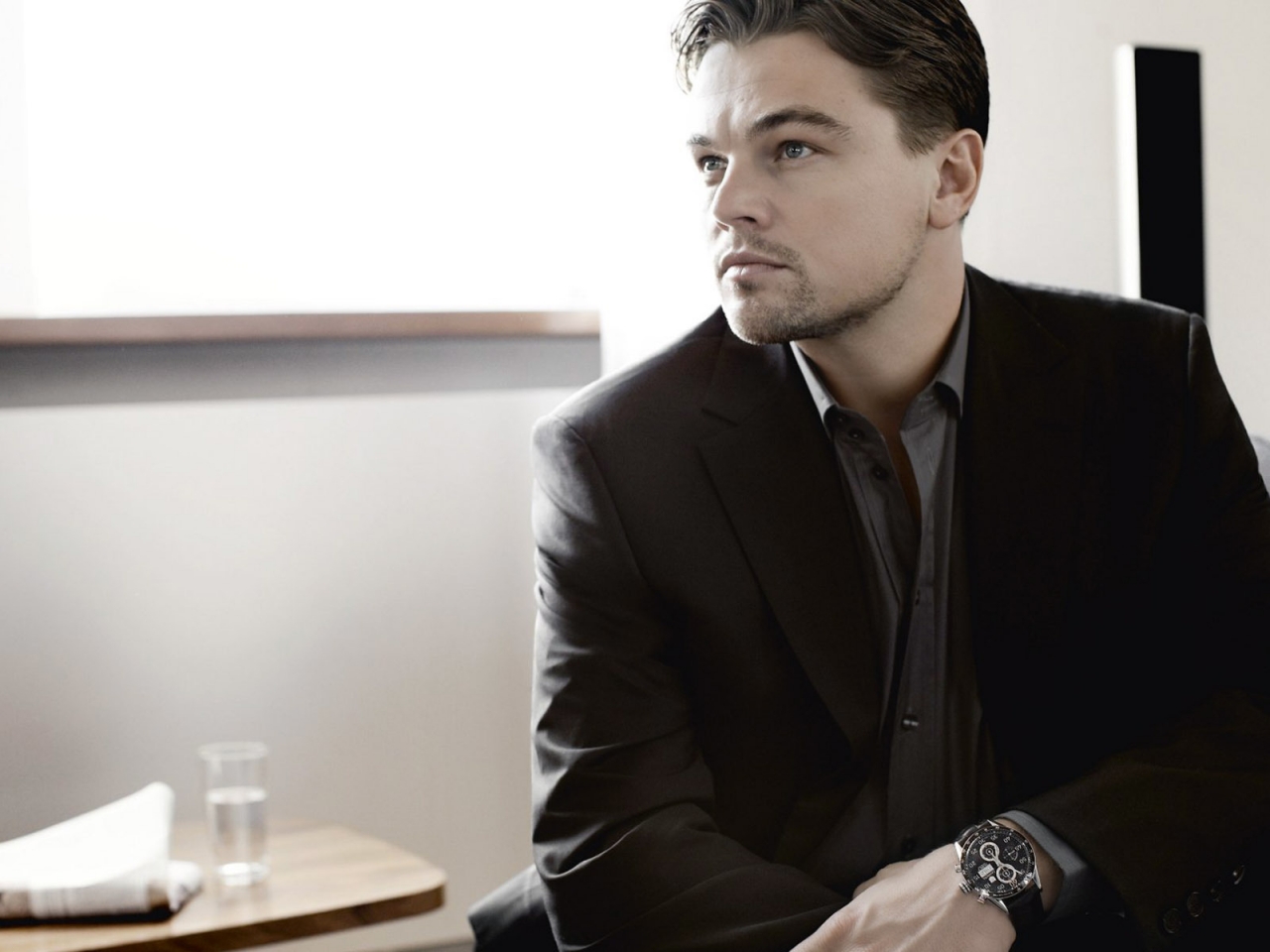 Leonardo DiCaprio in Black for 1280 x 960 resolution