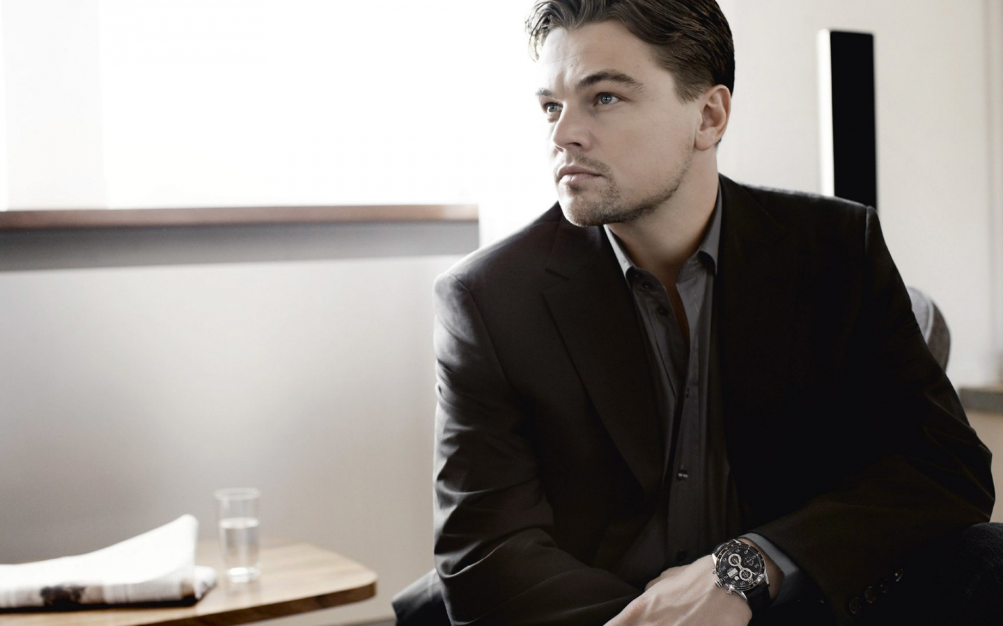Leonardo DiCaprio in Black for 1440 x 900 widescreen resolution