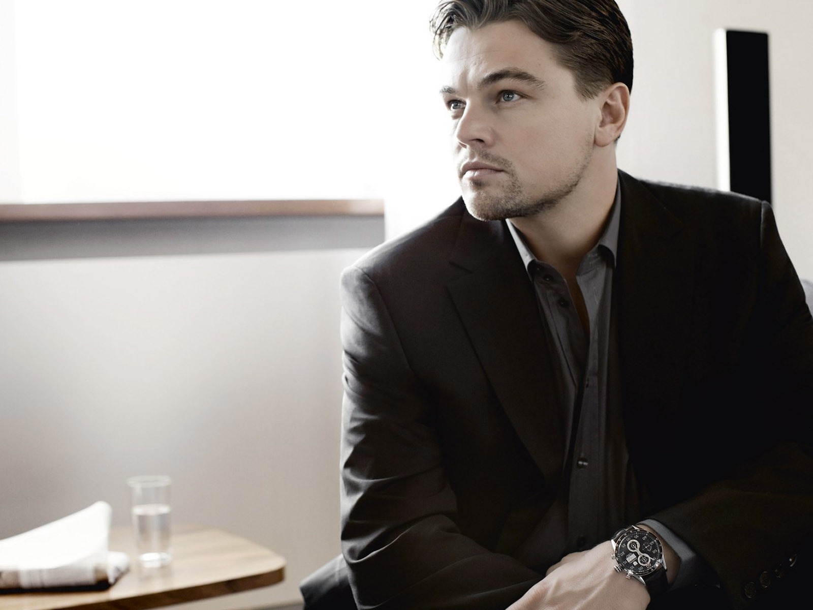Leonardo DiCaprio in Black for 1600 x 1200 resolution