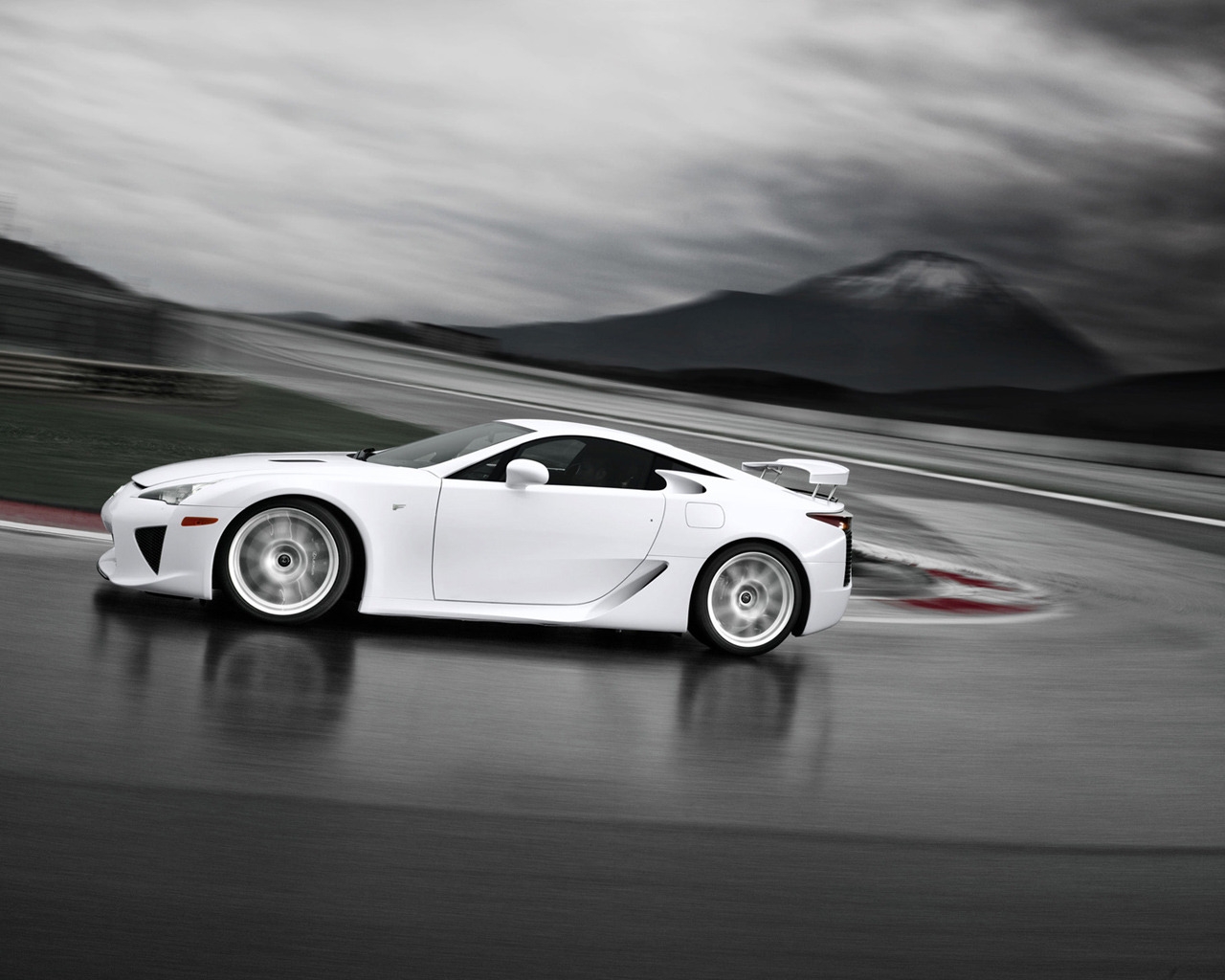 Lexus LFA White Side Angle Speed for 1280 x 1024 resolution
