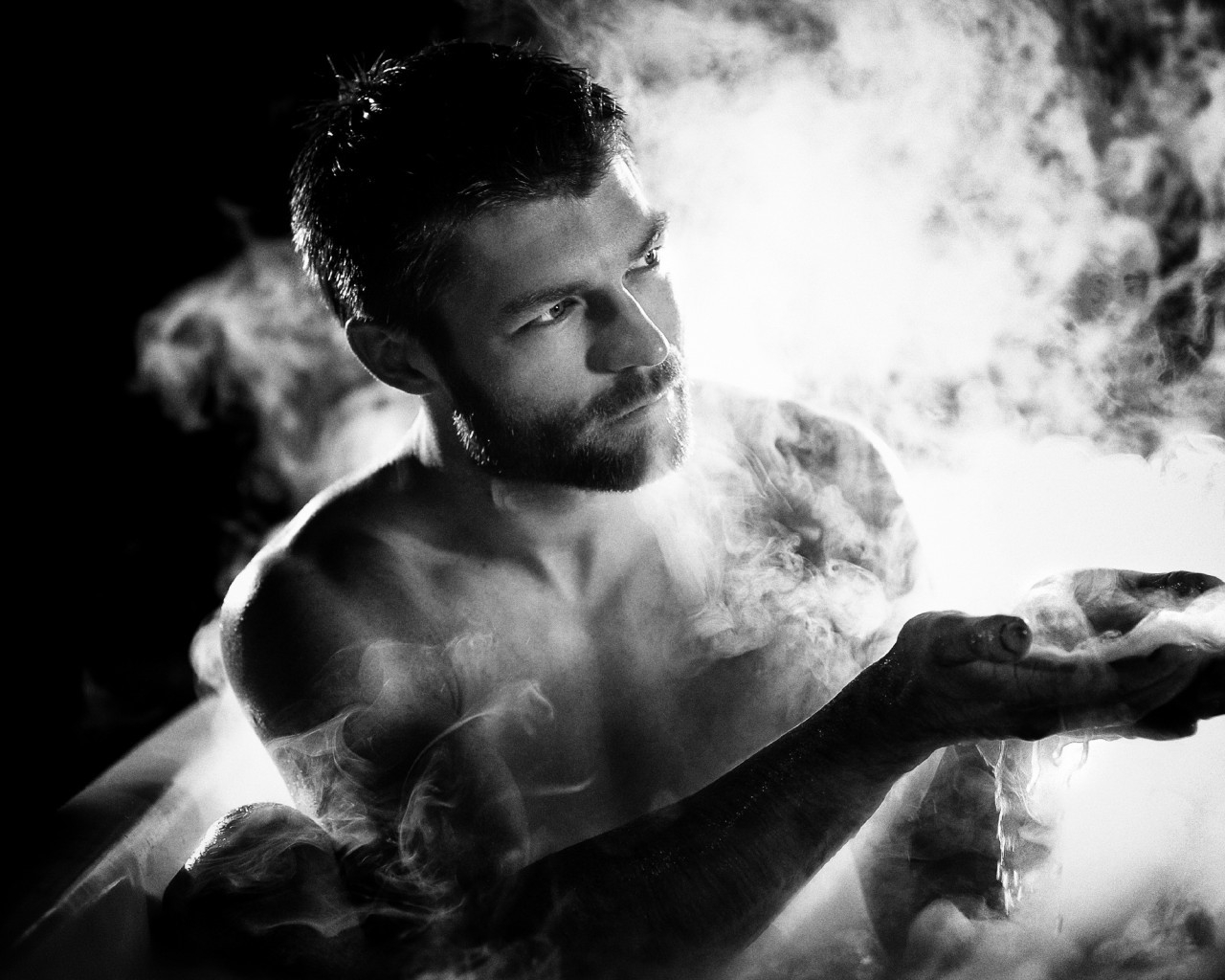 Liam McIntyre Spartacus for 1280 x 1024 resolution