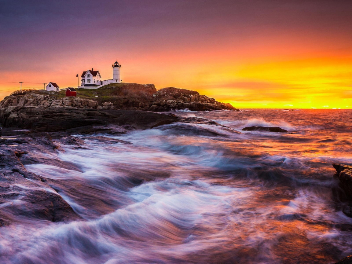 Lighthouse on Rocks for 1152 x 864 resolution