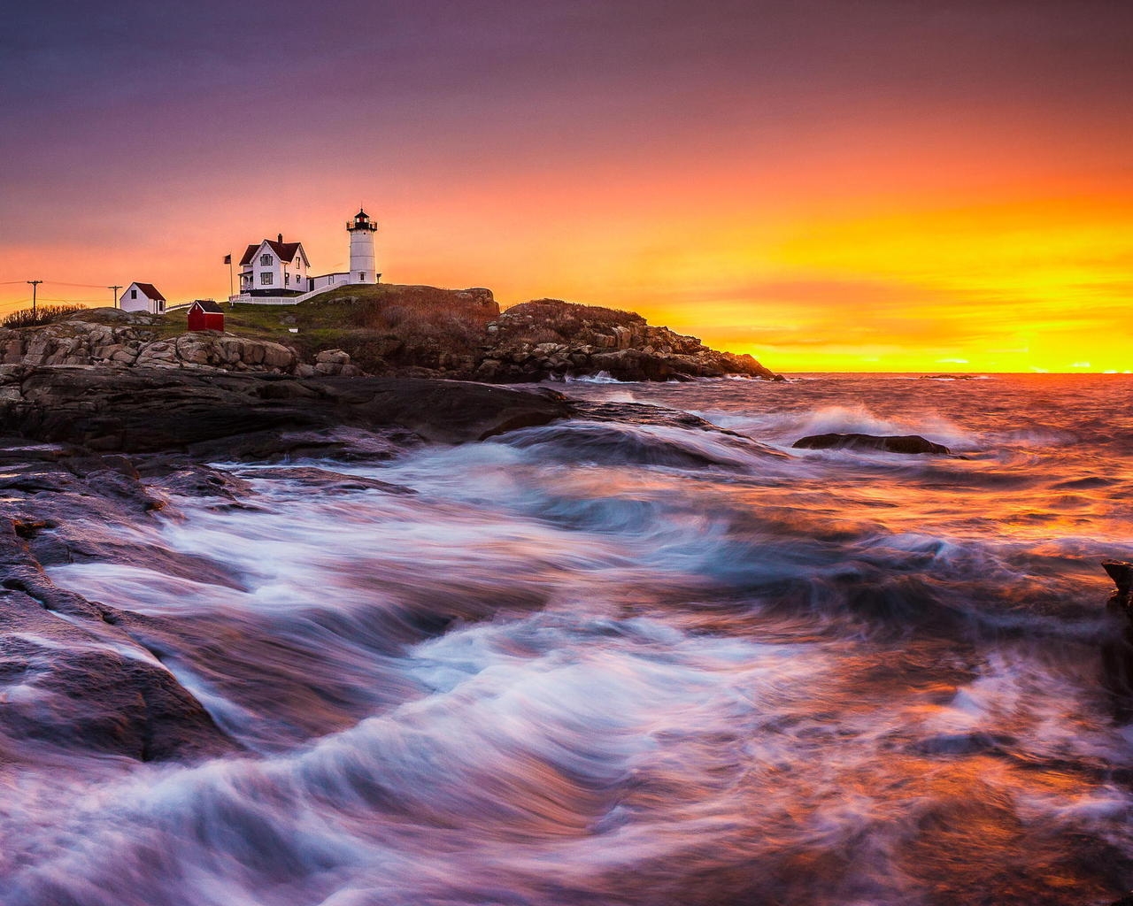 Lighthouse on Rocks for 1280 x 1024 resolution