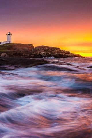Lighthouse on Rocks for 320 x 480 iPhone resolution