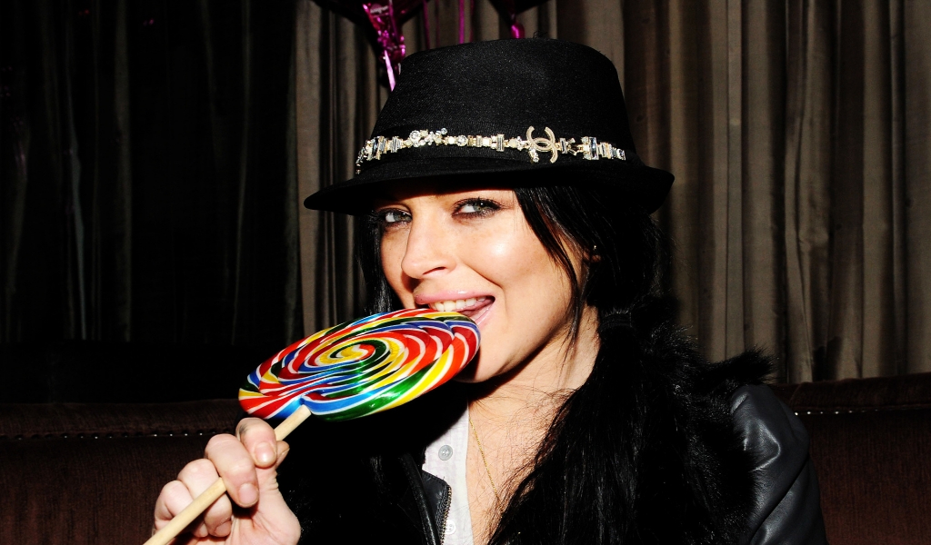 Lindsay Lohan Lollipop for 1024 x 600 widescreen resolution