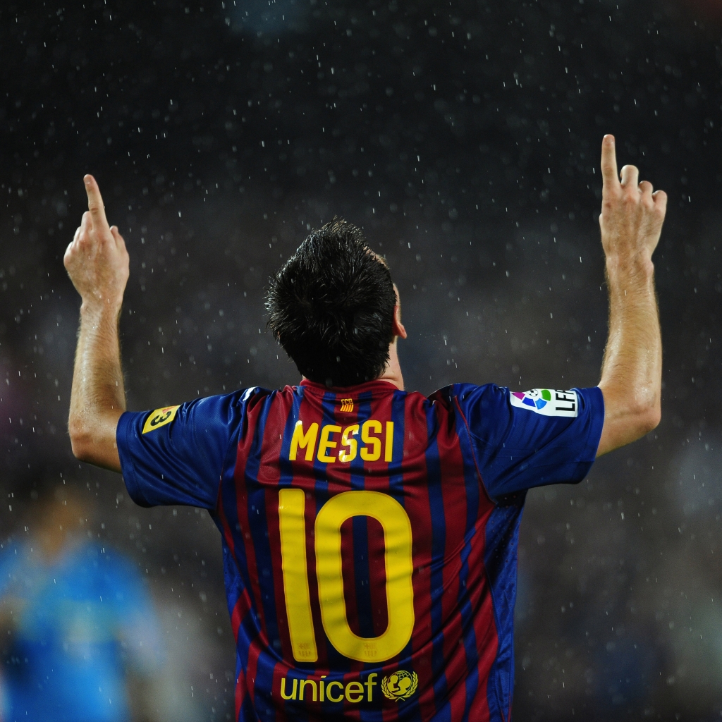 Lionel Messi in Rain for 1024 x 1024 iPad resolution