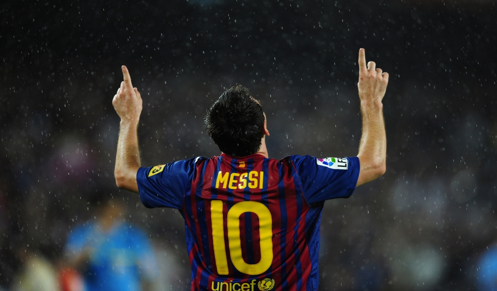Lionel Messi in Rain for 1024 x 600 widescreen resolution