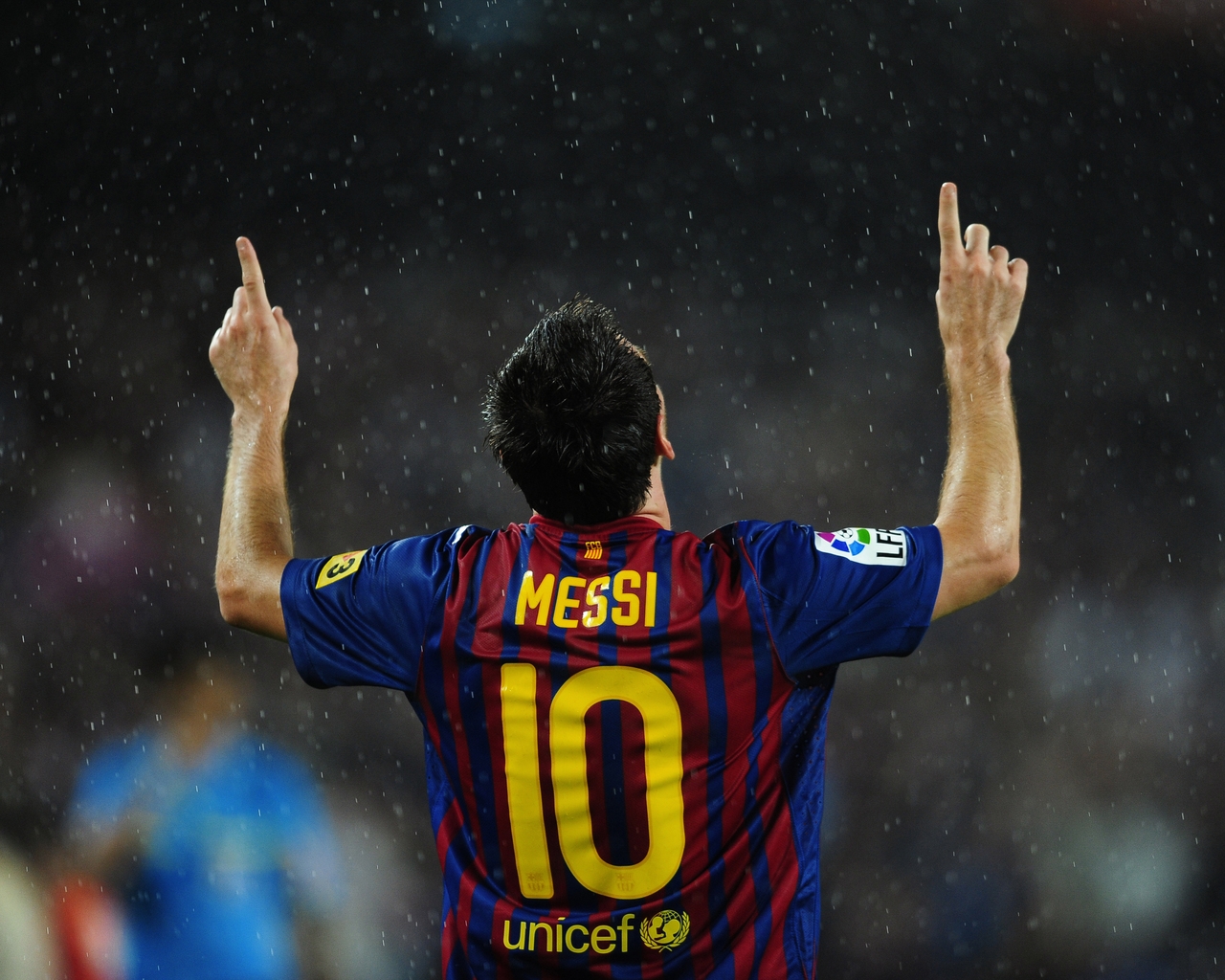 Lionel Messi in Rain for 1280 x 1024 resolution