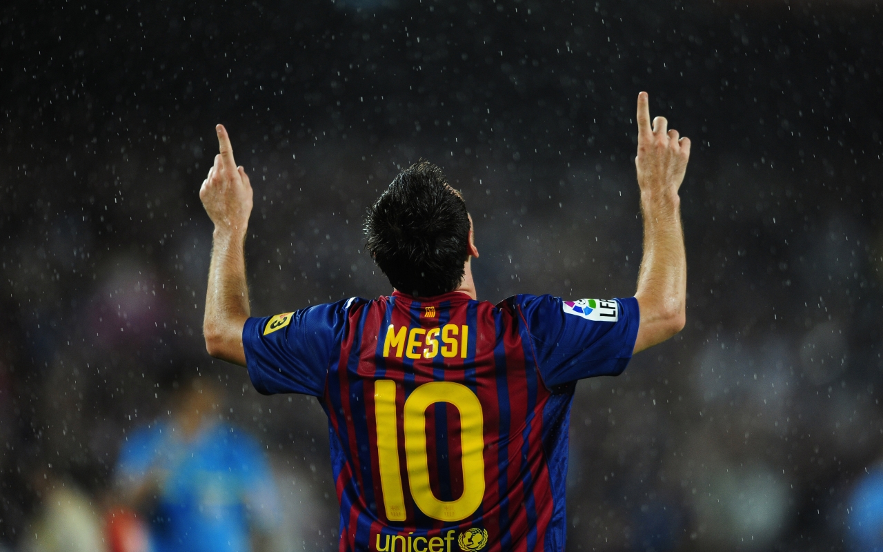 Lionel Messi in Rain for 1280 x 800 widescreen resolution