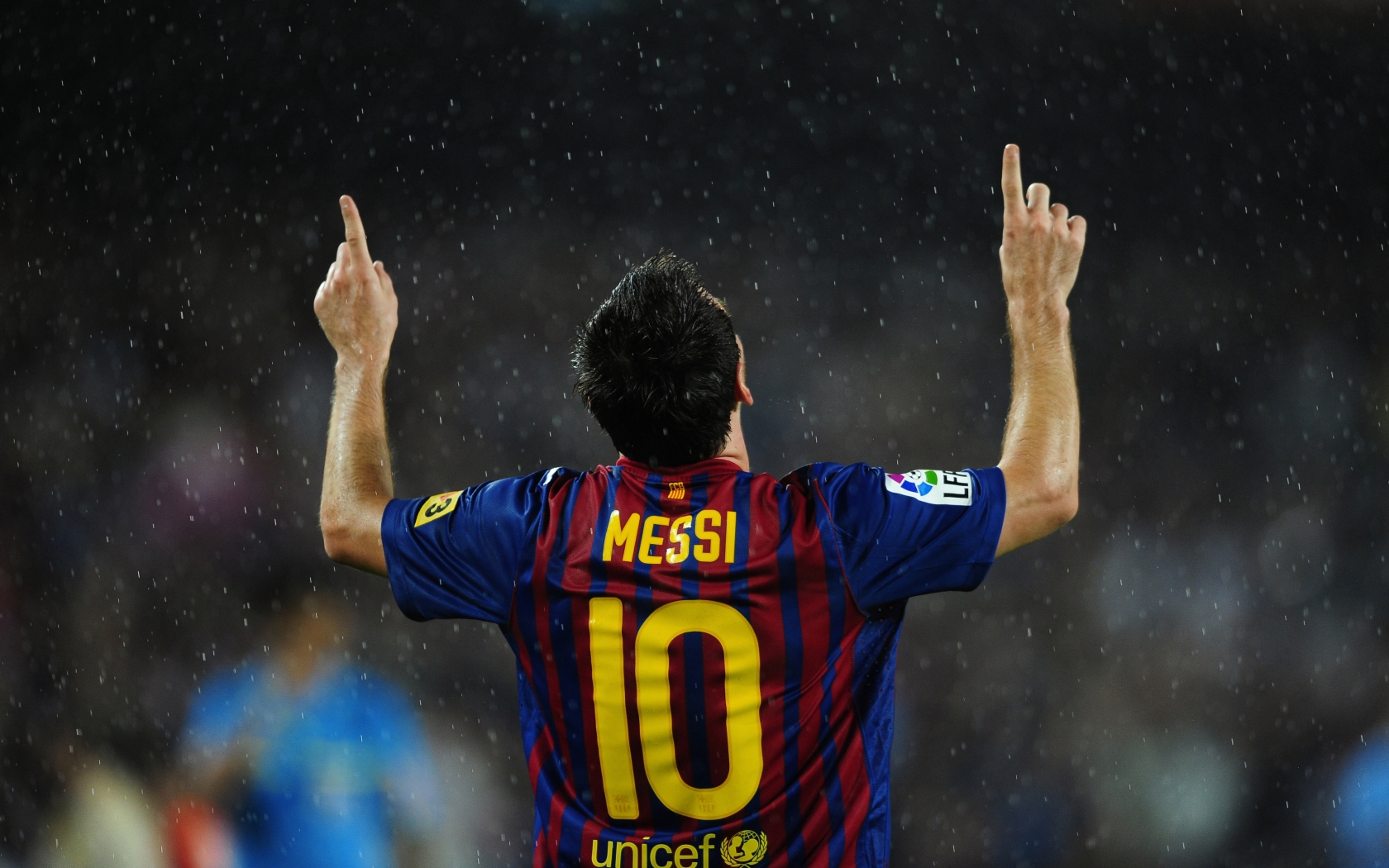Lionel Messi in Rain for 1680 x 1050 widescreen resolution