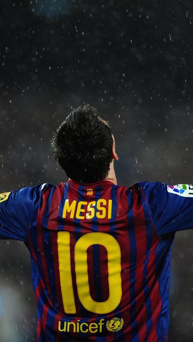 Lionel Messi in Rain for 640 x 1136 iPhone 5 resolution