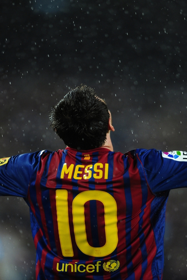 Lionel Messi in Rain for 640 x 960 iPhone 4 resolution