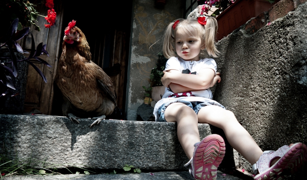 Little Girl and Chicken for 1024 x 600 widescreen resolution