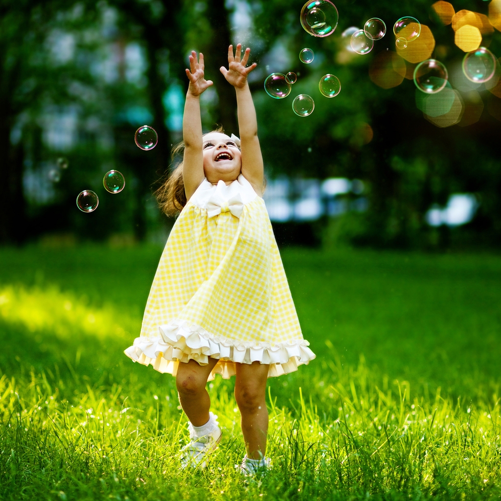 Little Girl Playing with Bubbles for 1024 x 1024 iPad resolution