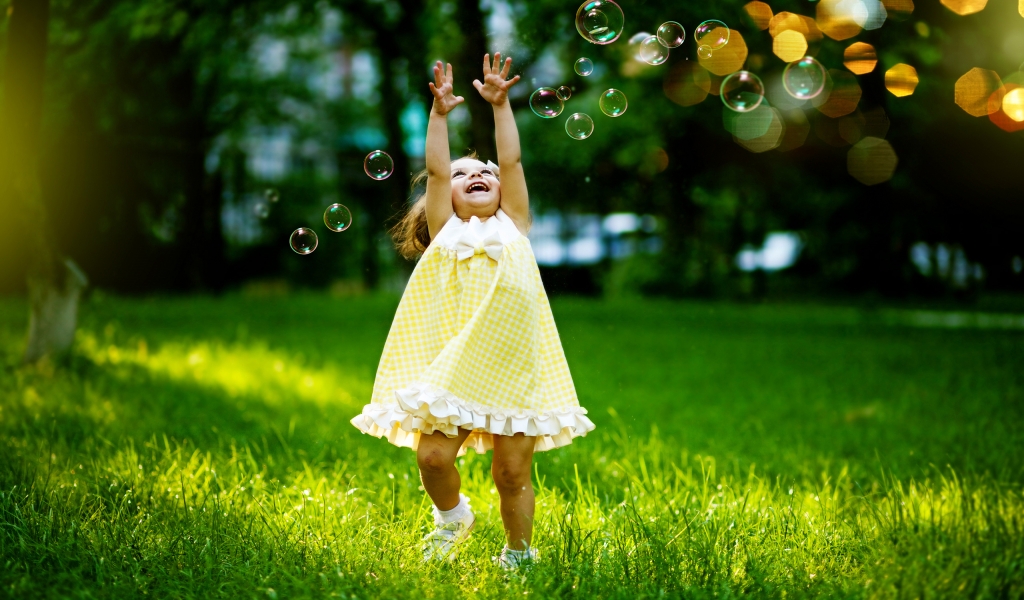 Little Girl Playing with Bubbles for 1024 x 600 widescreen resolution