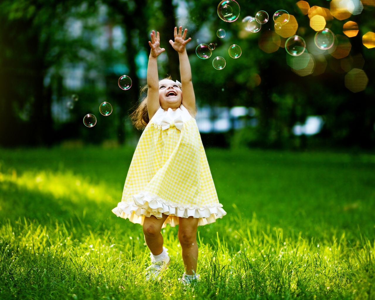 Little Girl Playing with Bubbles for 1280 x 1024 resolution