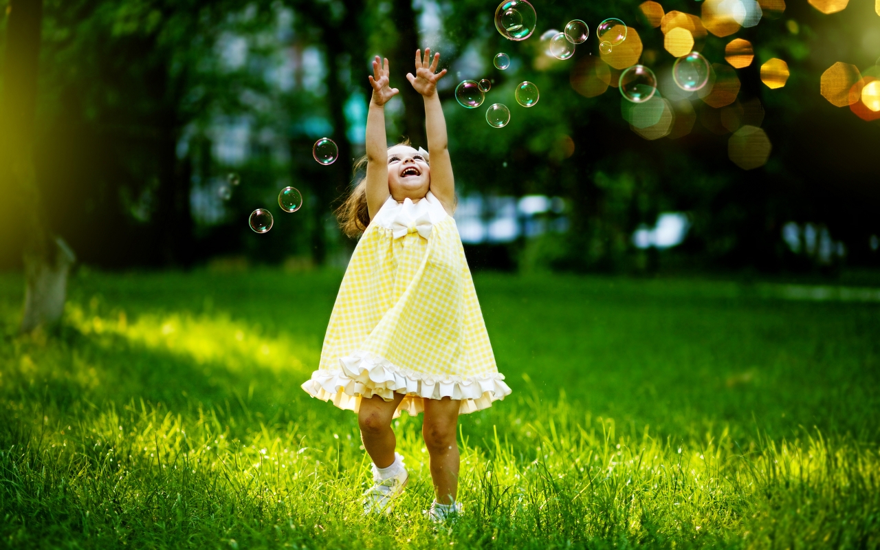 Little Girl Playing with Bubbles for 1280 x 800 widescreen resolution