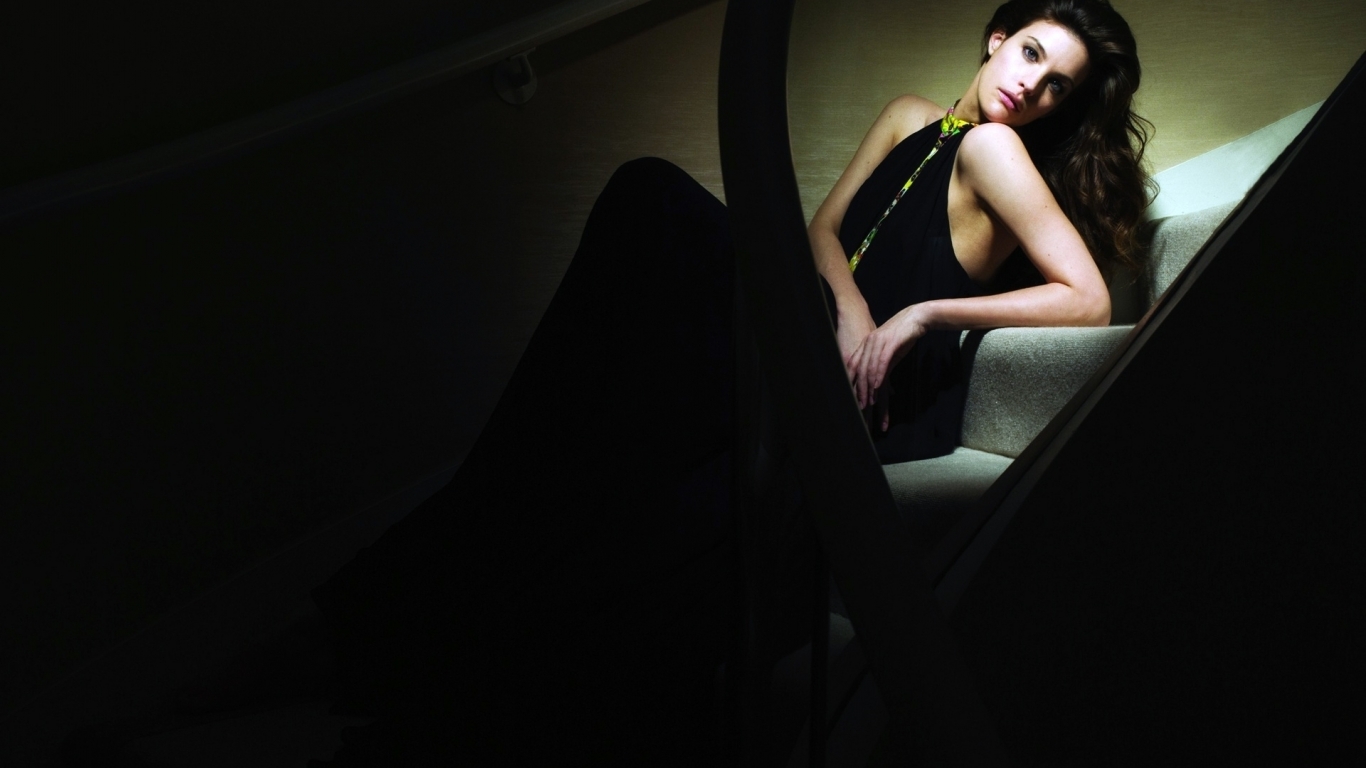 Liv Tyler on The Stairs for 1366 x 768 HDTV resolution
