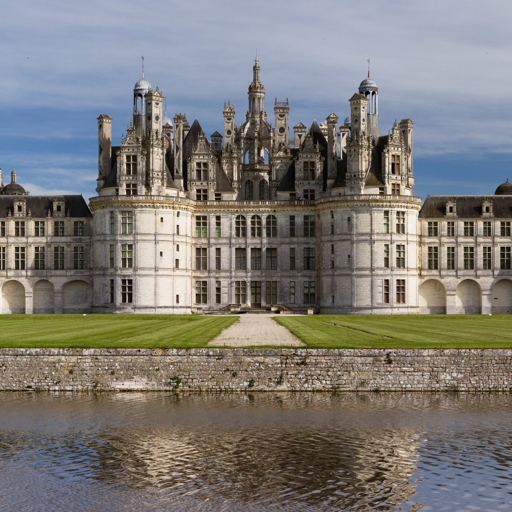 Loire Castles France for 1024 x 1024 iPad resolution