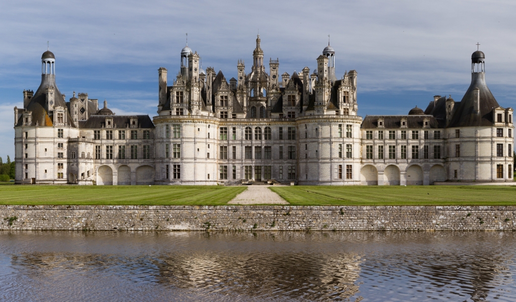 Loire Castles France for 1024 x 600 widescreen resolution