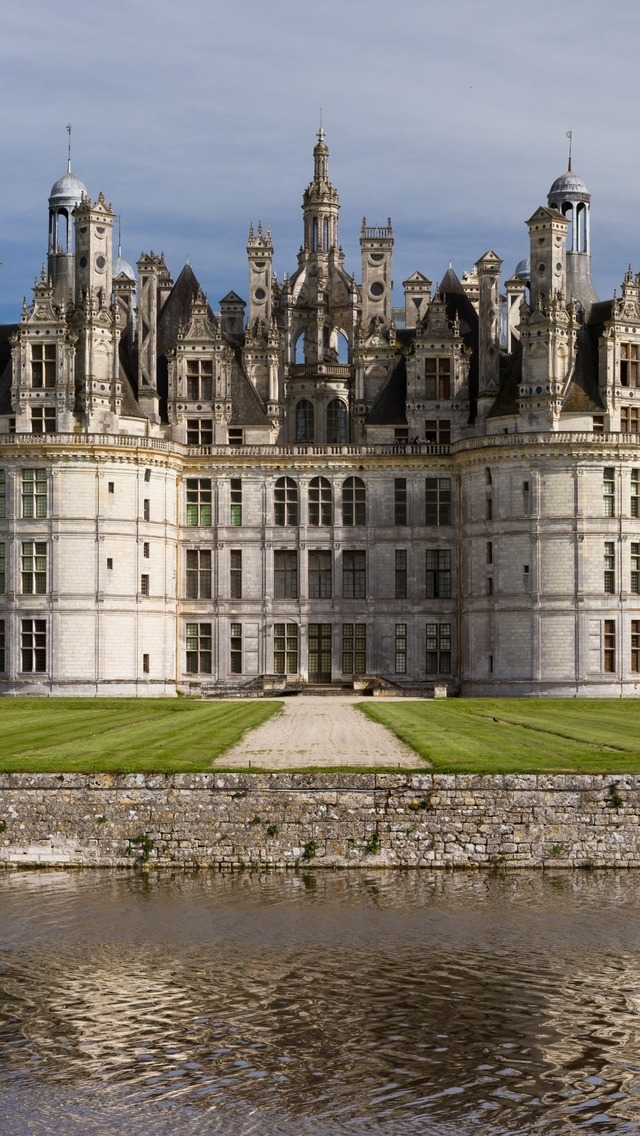 Loire Castles France for 640 x 1136 iPhone 5 resolution