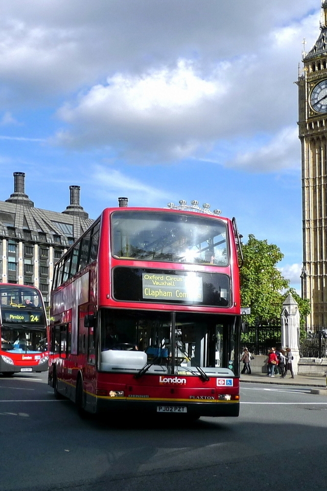 London Buses for 640 x 960 iPhone 4 resolution