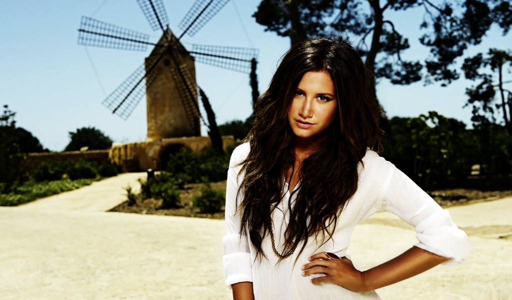 Lovely Ashley Tisdale for 1024 x 600 widescreen resolution