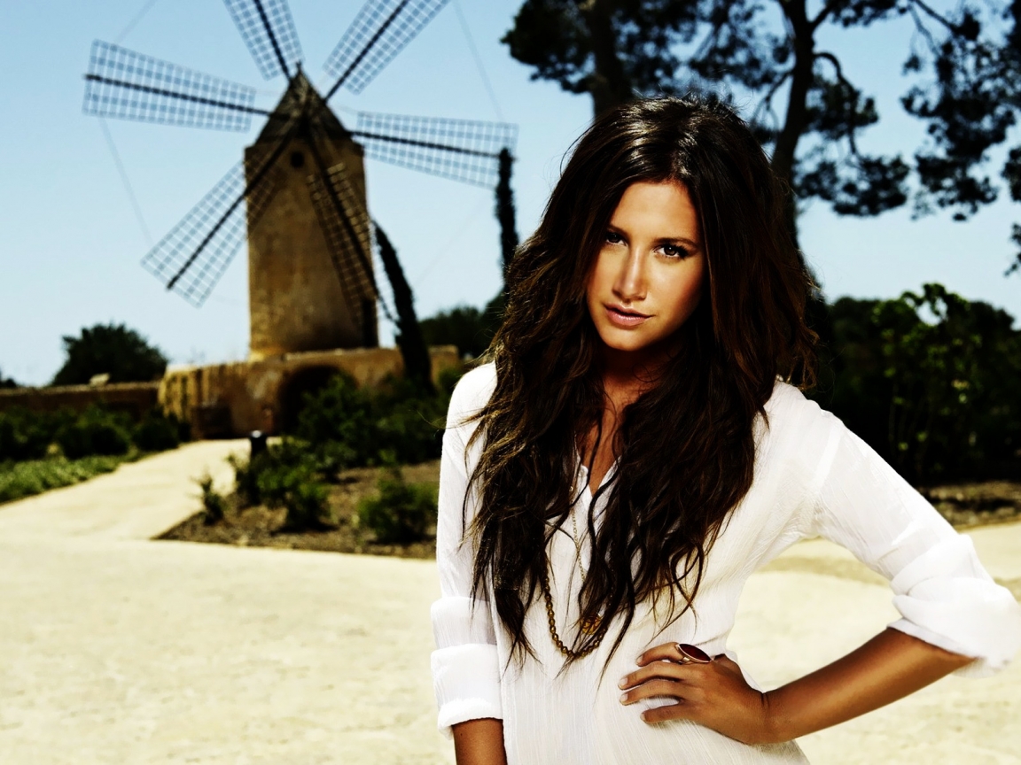 Lovely Ashley Tisdale for 1152 x 864 resolution