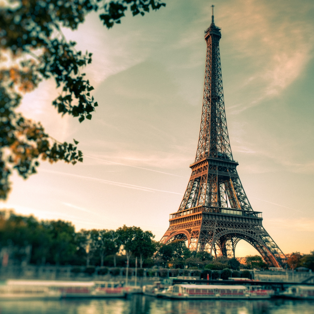 Lovely Eiffel Tower View for 1024 x 1024 iPad resolution