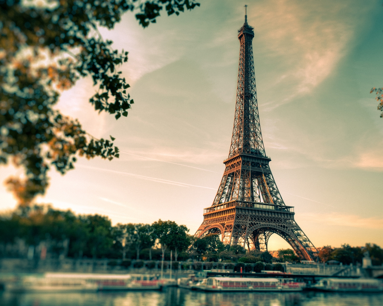Lovely Eiffel Tower View for 1280 x 1024 resolution