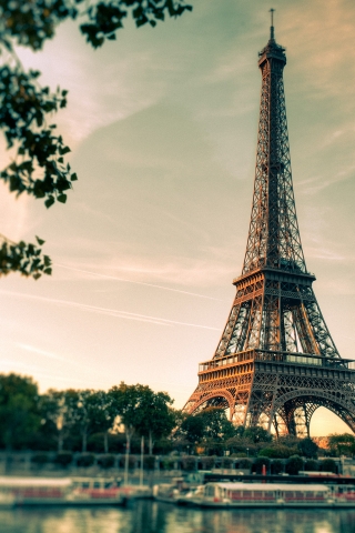 Lovely Eiffel Tower View for 320 x 480 iPhone resolution