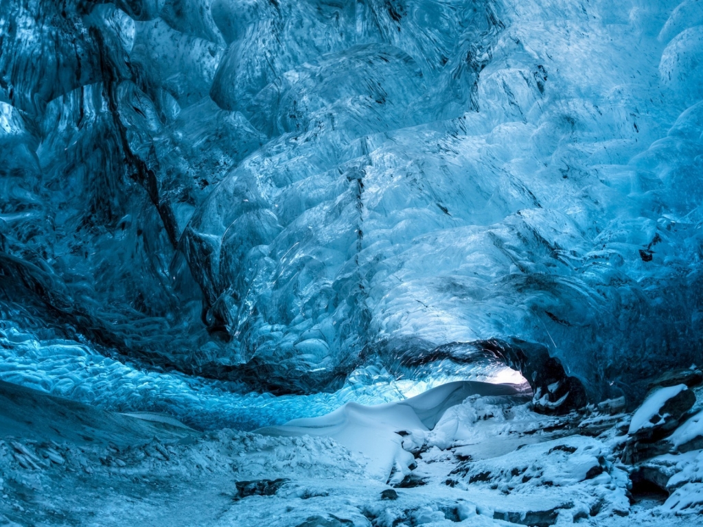 Lovely Ice Cave for 1024 x 768 resolution