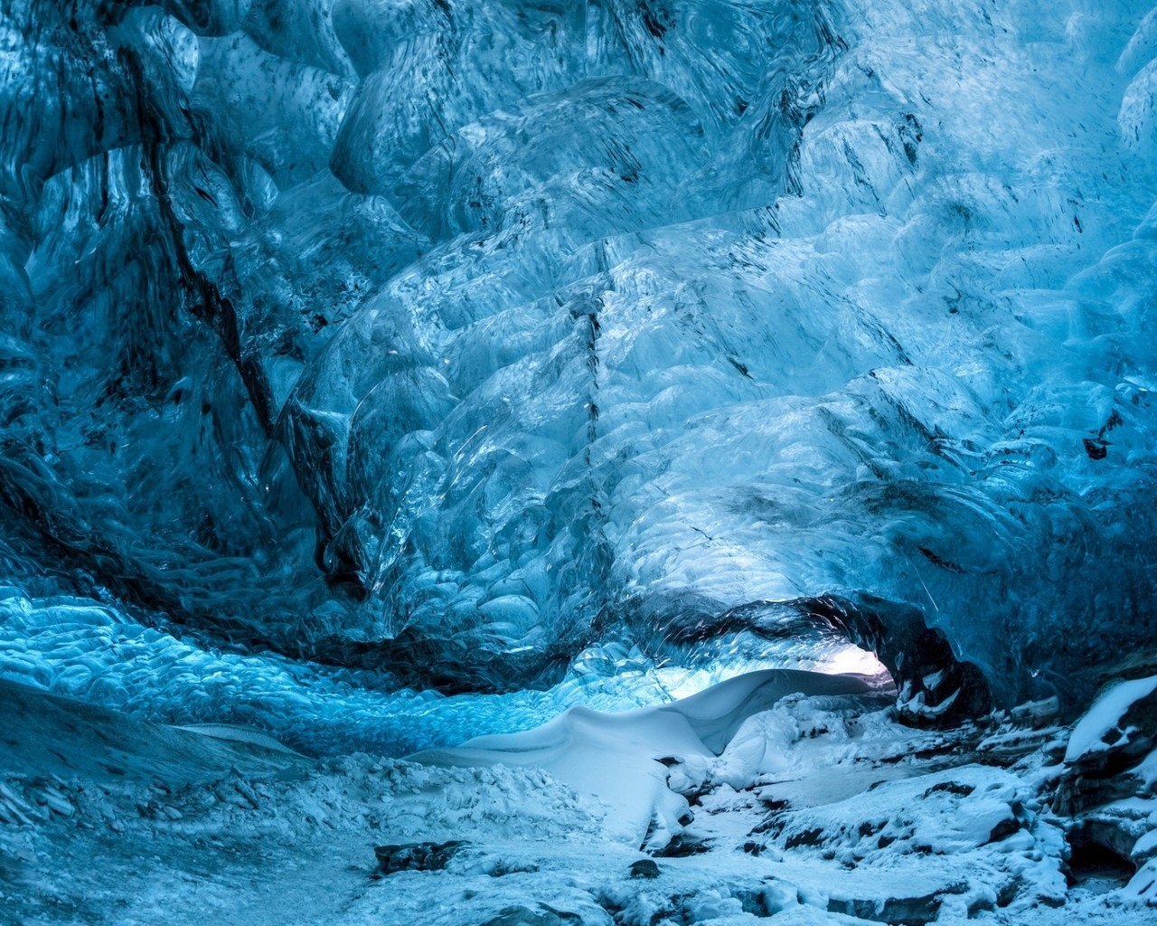 Lovely Ice Cave for 1280 x 1024 resolution