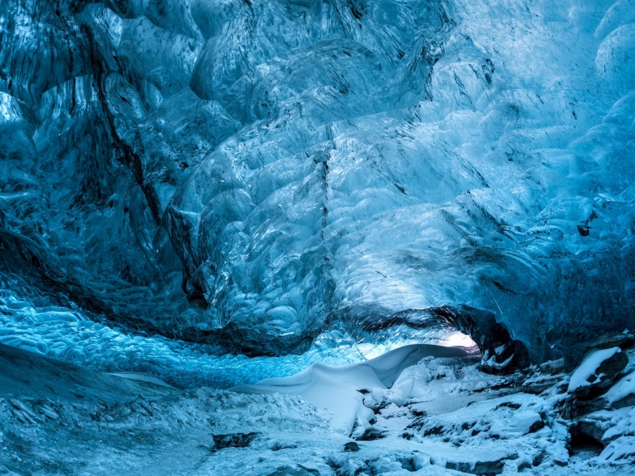 Lovely Ice Cave for 1280 x 960 resolution