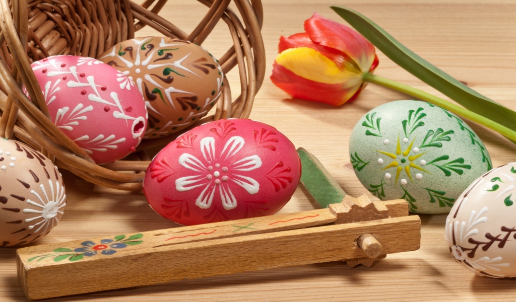 Lovely Painted Easter Eggs for 1024 x 600 widescreen resolution