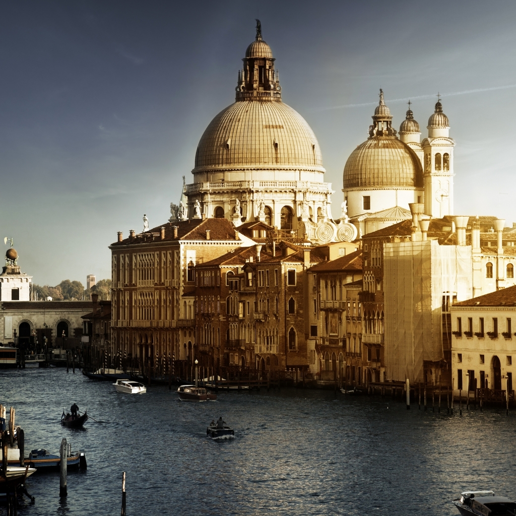 Lovely Venice City Corner for 1024 x 1024 iPad resolution