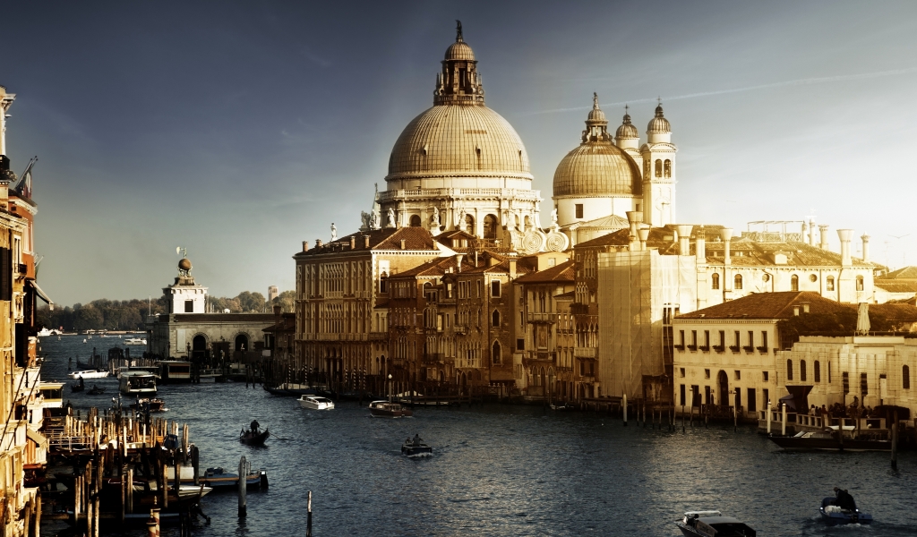 Lovely Venice City Corner for 1024 x 600 widescreen resolution