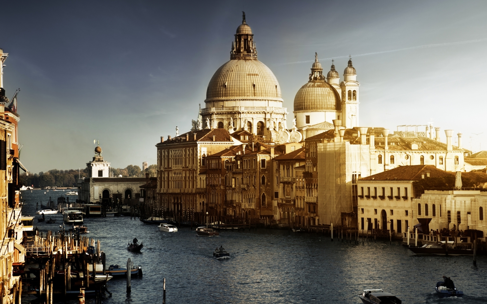 Lovely Venice City Corner for 1680 x 1050 widescreen resolution