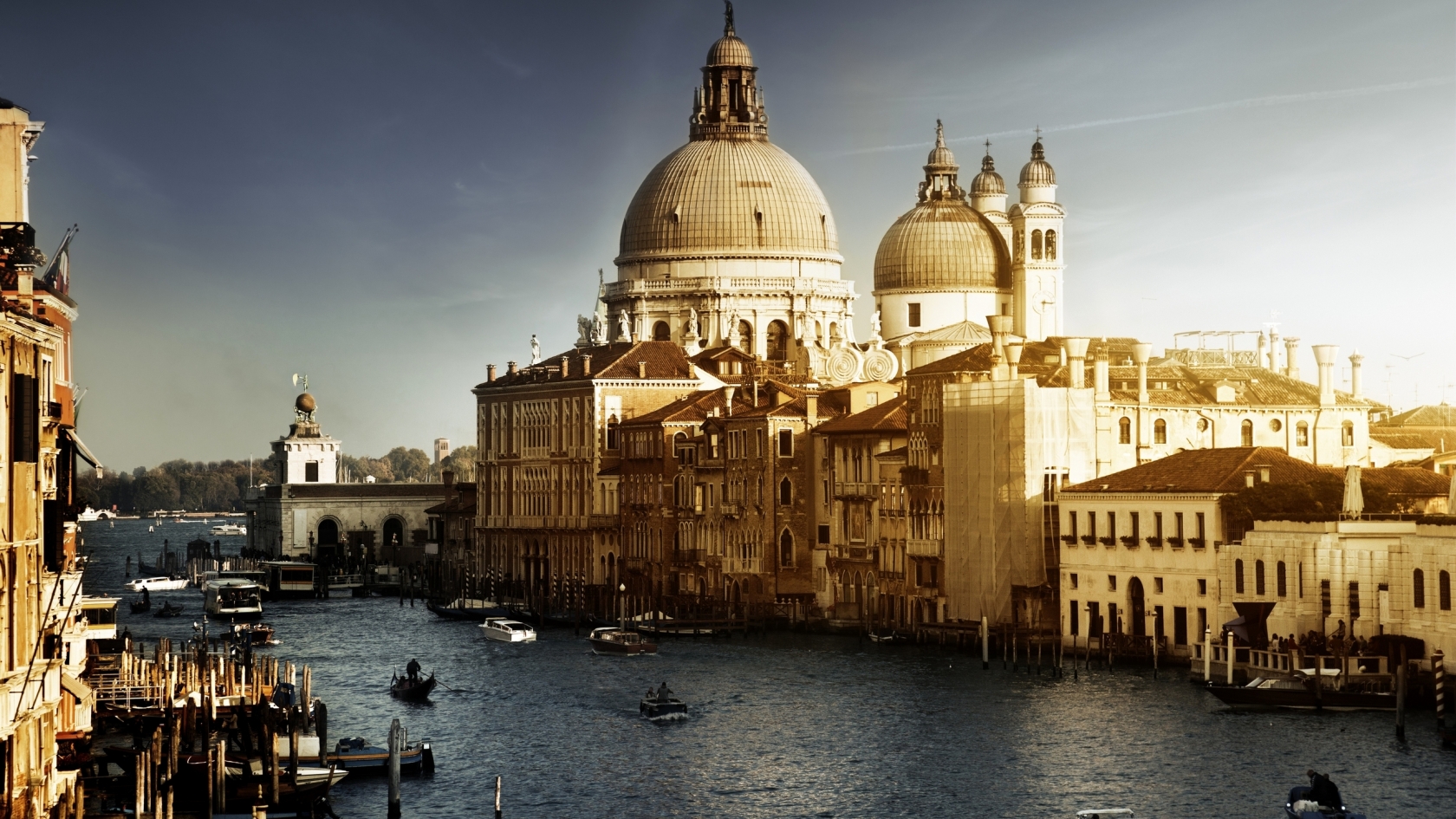 Lovely Venice City Corner for 1680 x 945 HDTV resolution