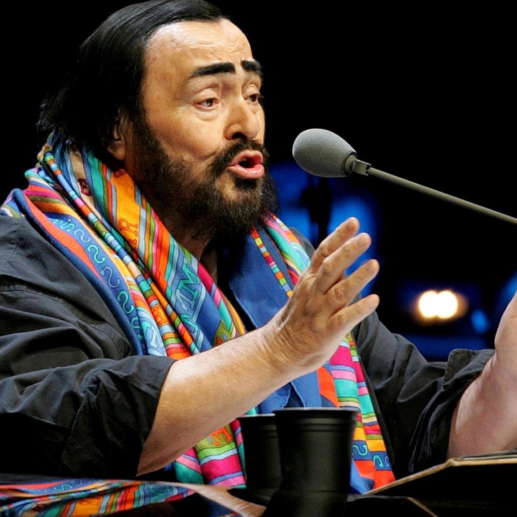 Luciano Pavarotti for 1024 x 1024 iPad resolution