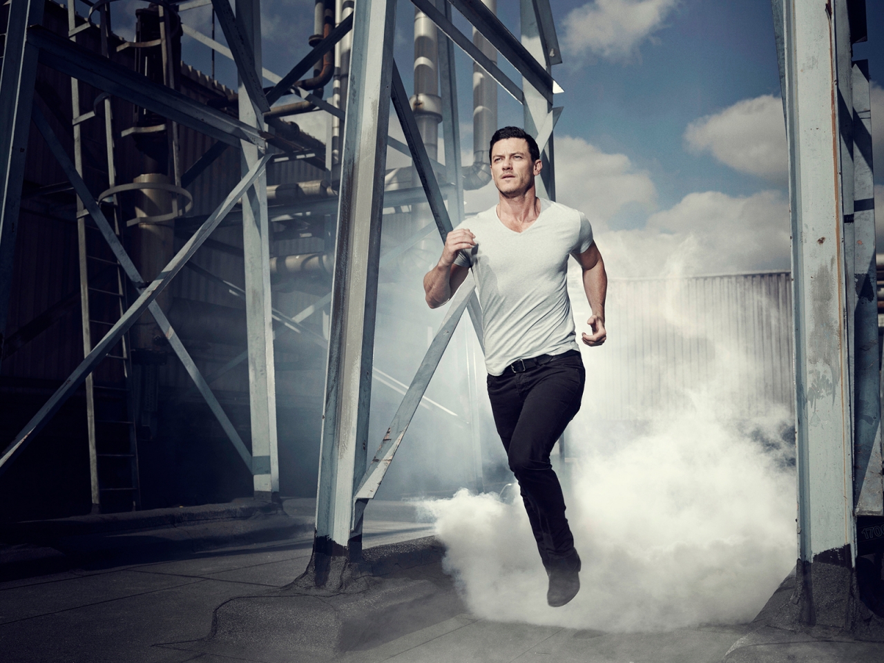 Luke Evans Running for 1280 x 960 resolution