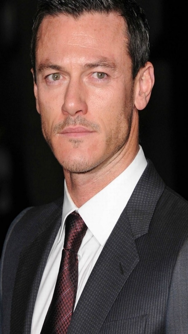 Luke Evans Suit for 640 x 1136 iPhone 5 resolution