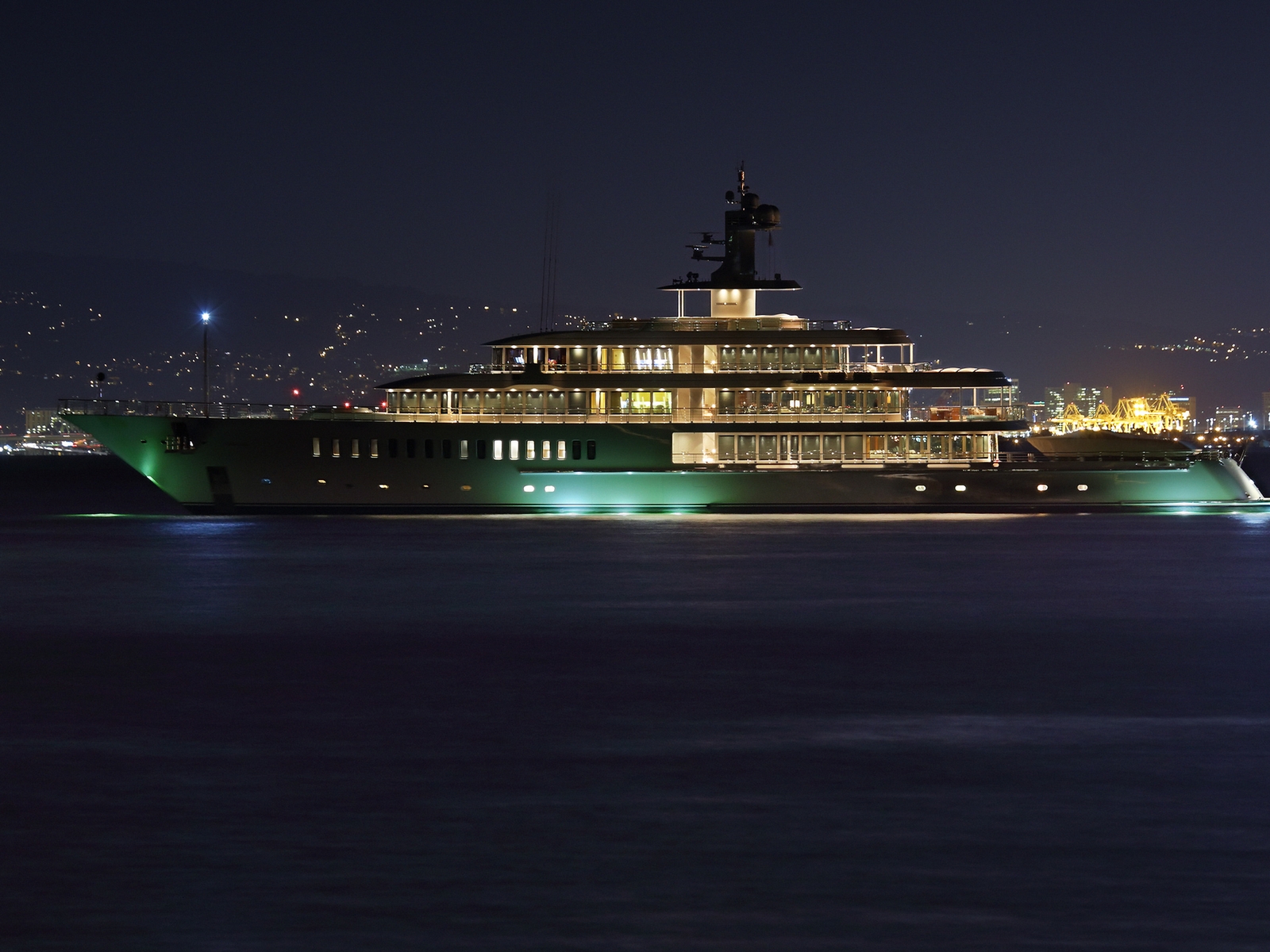 Luxury Superyacht  for 1600 x 1200 resolution