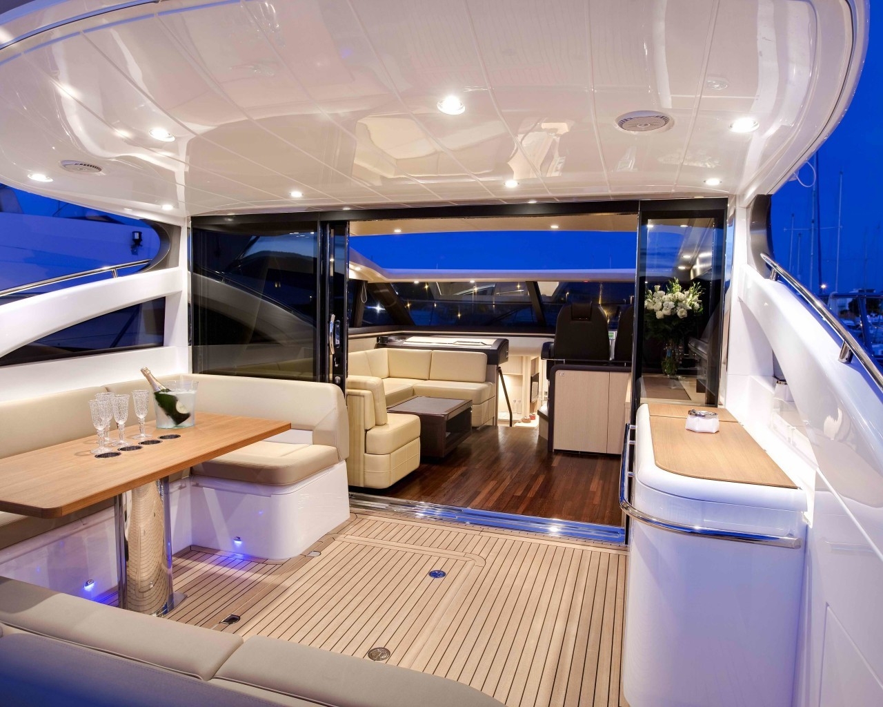 Luxury Yacht Design for 1280 x 1024 resolution