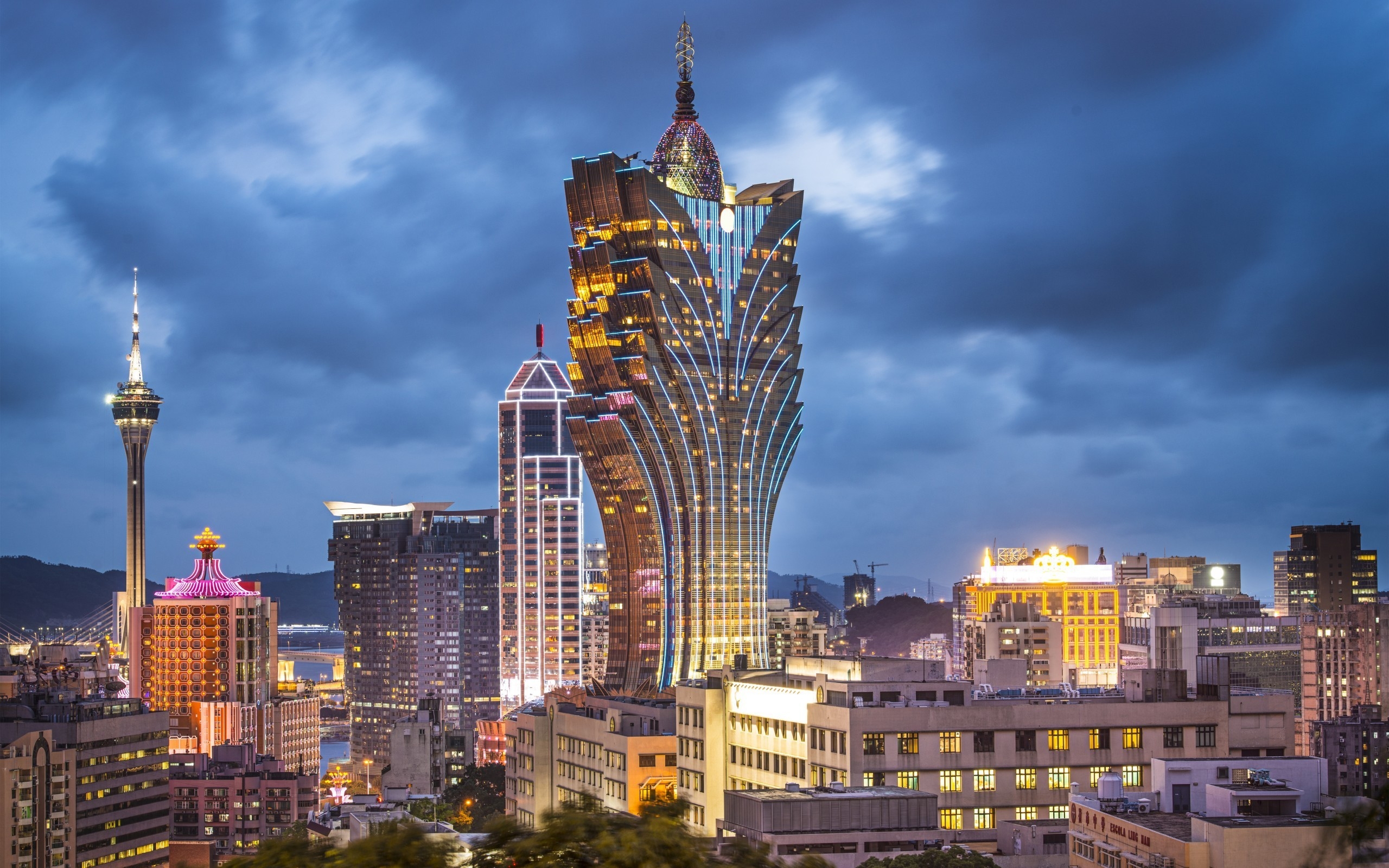 Macau Grand Lisboa Hotel for 2560 x 1600 widescreen resolution