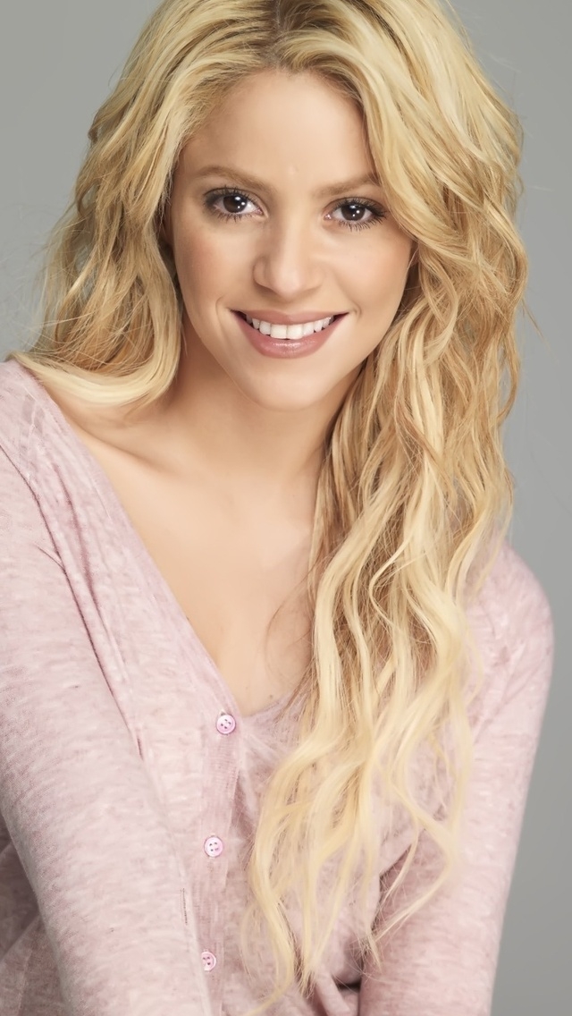 Magnificent Shakira for 640 x 1136 iPhone 5 resolution